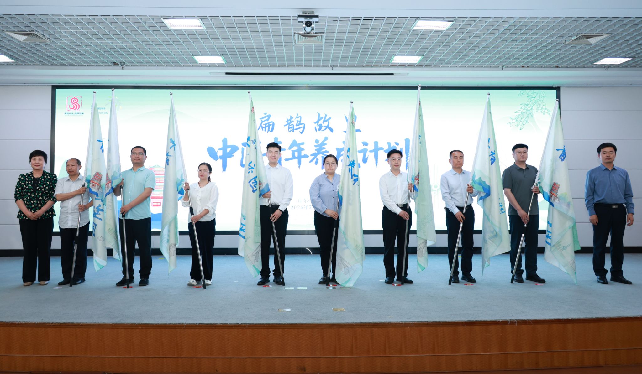 为“扁鹊故里 青春高校巡讲团”授旗.JPG